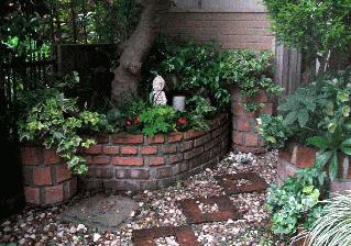 玄関前の手作りのレンガ花壇