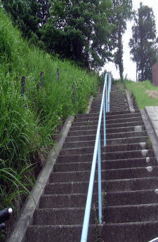 恩田の森につながる階段
