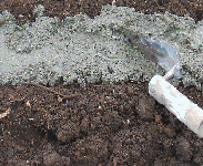 掘った溝にモルタルを流し込み、表面をならす