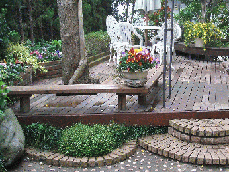 中庭のウッドデッキ